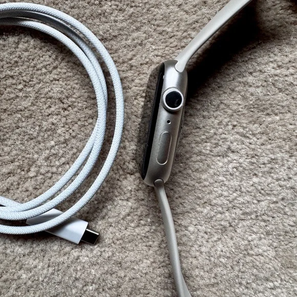 Apple watch, series 9; 45mm with M/L band in color Starlight - Picture 6 of 7